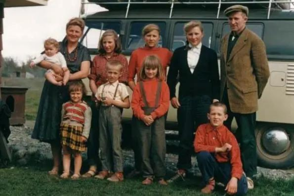 Yule Kilcher and his wife Ruth Weber along with their eight children