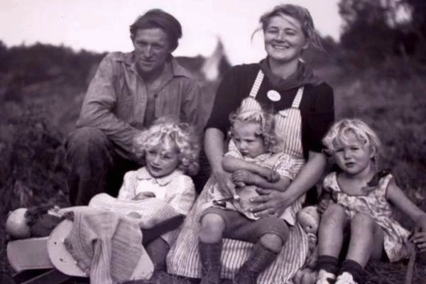 Yule Kilcher with his wife Ruth Weber and their children