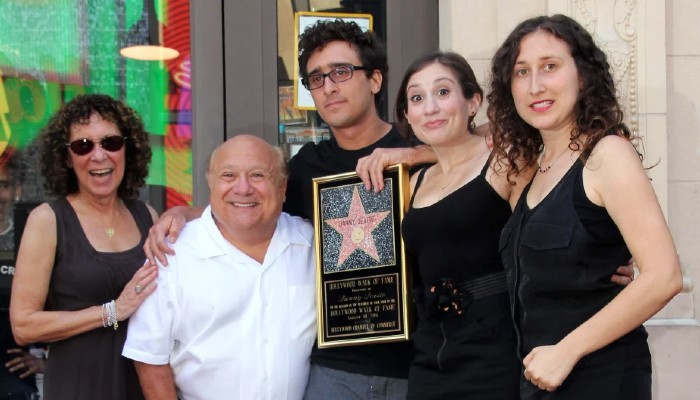 Grace Fan DeVito along side her parents Danny DeVito and Rhea Perlman including her siblings